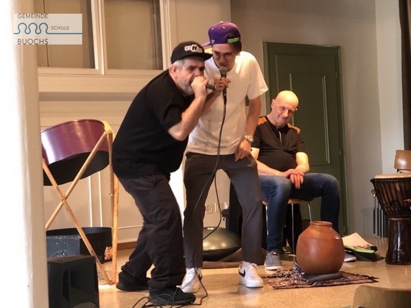 The «human beatbox» besucht die Schule Buochs